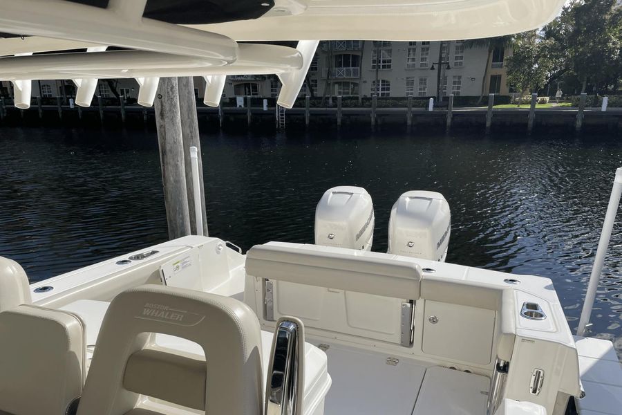 2019 Boston Whaler 330 Outrage