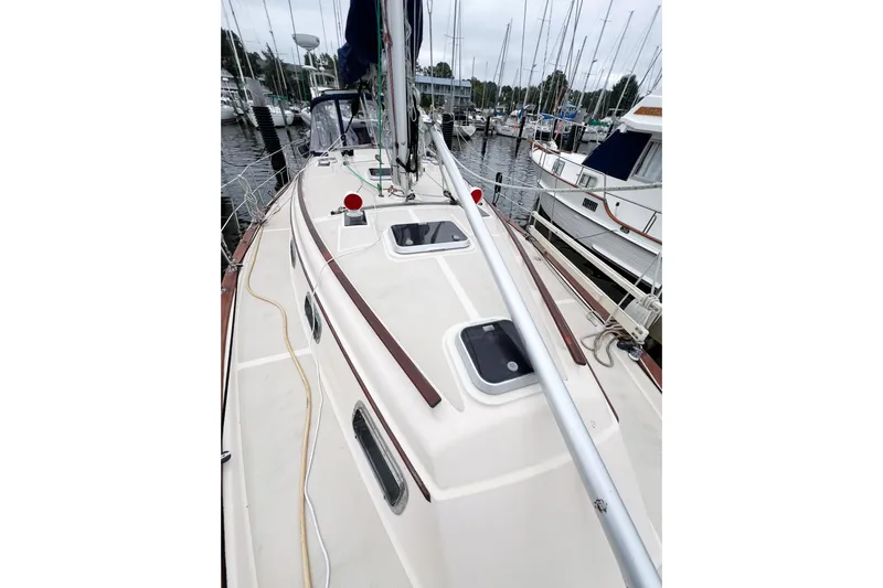 Delicia Yacht Photos Pics 1995 Island Packet 40 sailboat deck view at marina, showcasing rigging and hatches.
