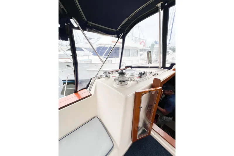 Delicia Yacht Photos Pics 1995 Island Packet 40 sailboat cockpit with winches and companionway.