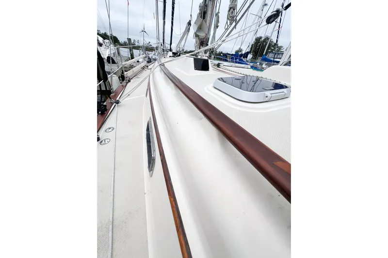 Delicia Yacht Photos Pics 1995 Island Packet 40 sailboat deck with wooden handrails and hatch.