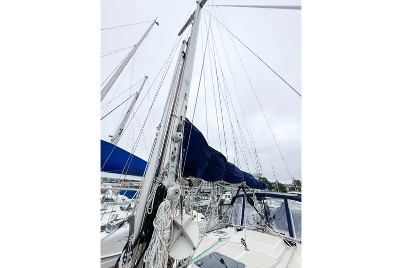 Delicia Yacht Photos Pics Sailboat mast and rigging on a 1995 Island Packet 40, docked with blue sail cover.