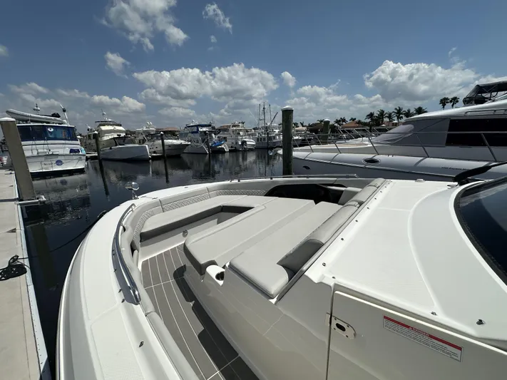 370 Sundancer 2022 Yacht Photos Pics 