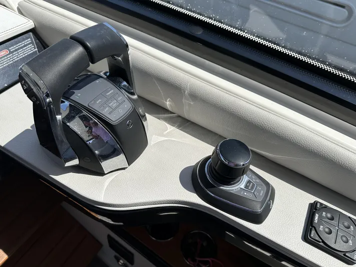 370 Sundancer 2022 Yacht Photos Pics 