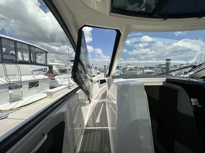 370 Sundancer 2022 Yacht Photos Pics 