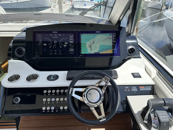 370 Sundancer 2022 Yacht Photos Pics 