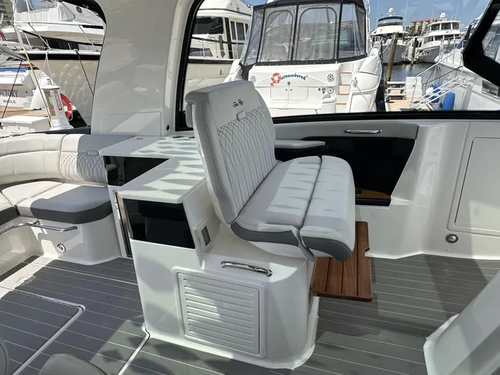 370 Sundancer 2022 Yacht Photos Pics 