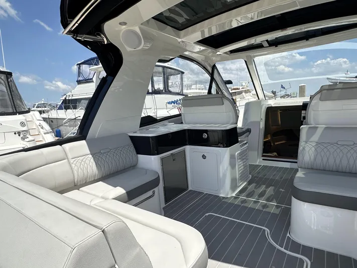 370 Sundancer 2022 Yacht Photos Pics 