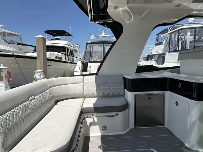 370 Sundancer 2022 Yacht Photos Pics 