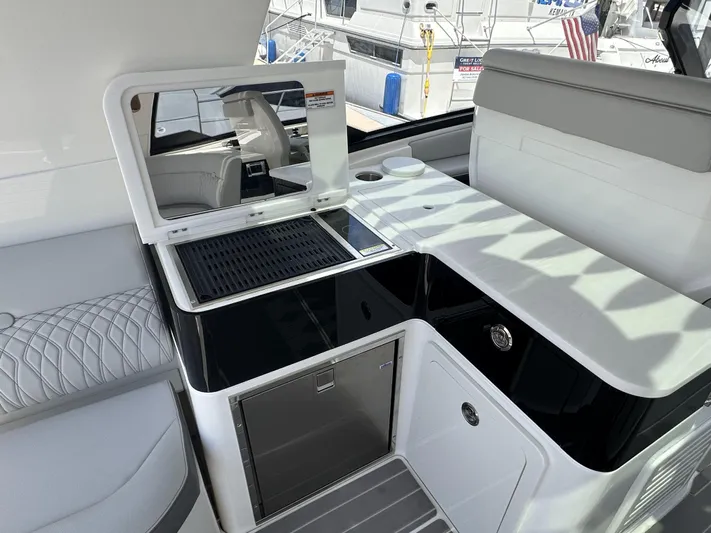 370 Sundancer 2022 Yacht Photos Pics 