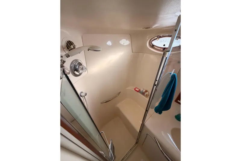 Island Time Yacht Photos Pics Shower area in 1998 Sea Ray 420 Aft Cabin yacht with porthole and towel.