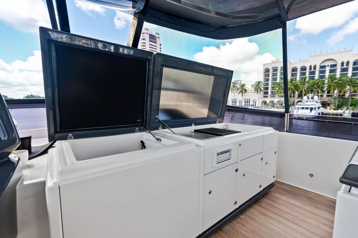 2018 Ferretti Yachts 85 