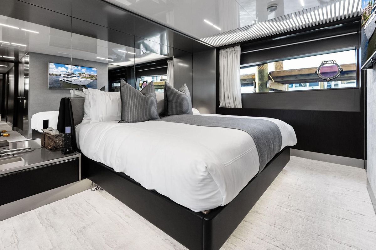 2018 Ferretti Yachts 85 