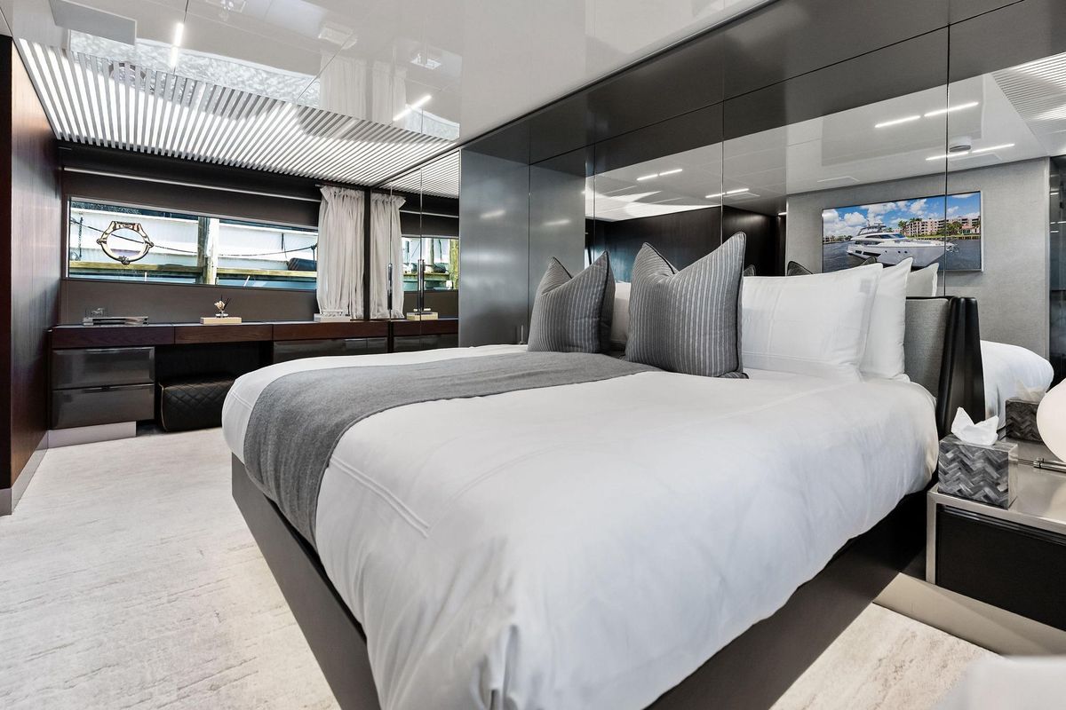 2018 Ferretti Yachts 85 