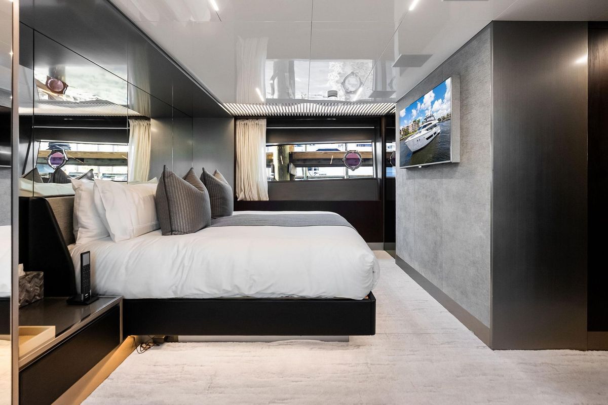 2018 Ferretti Yachts 85 