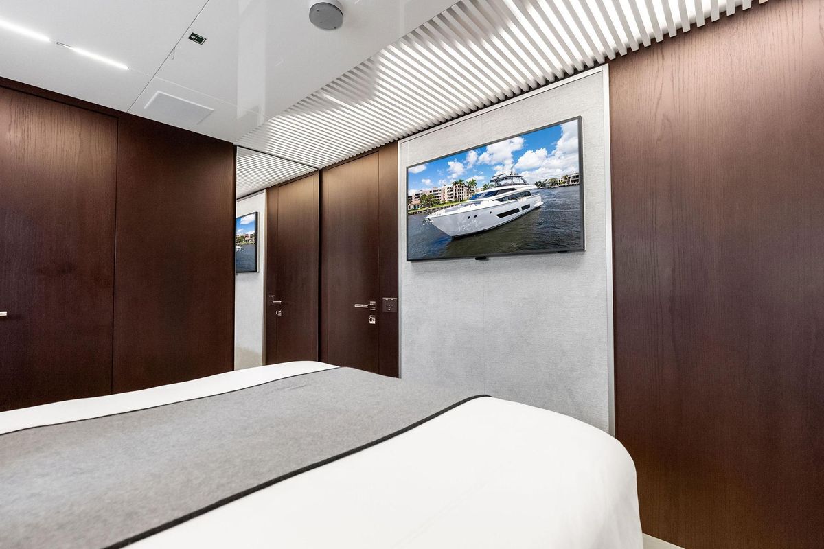 2018 Ferretti Yachts 85 