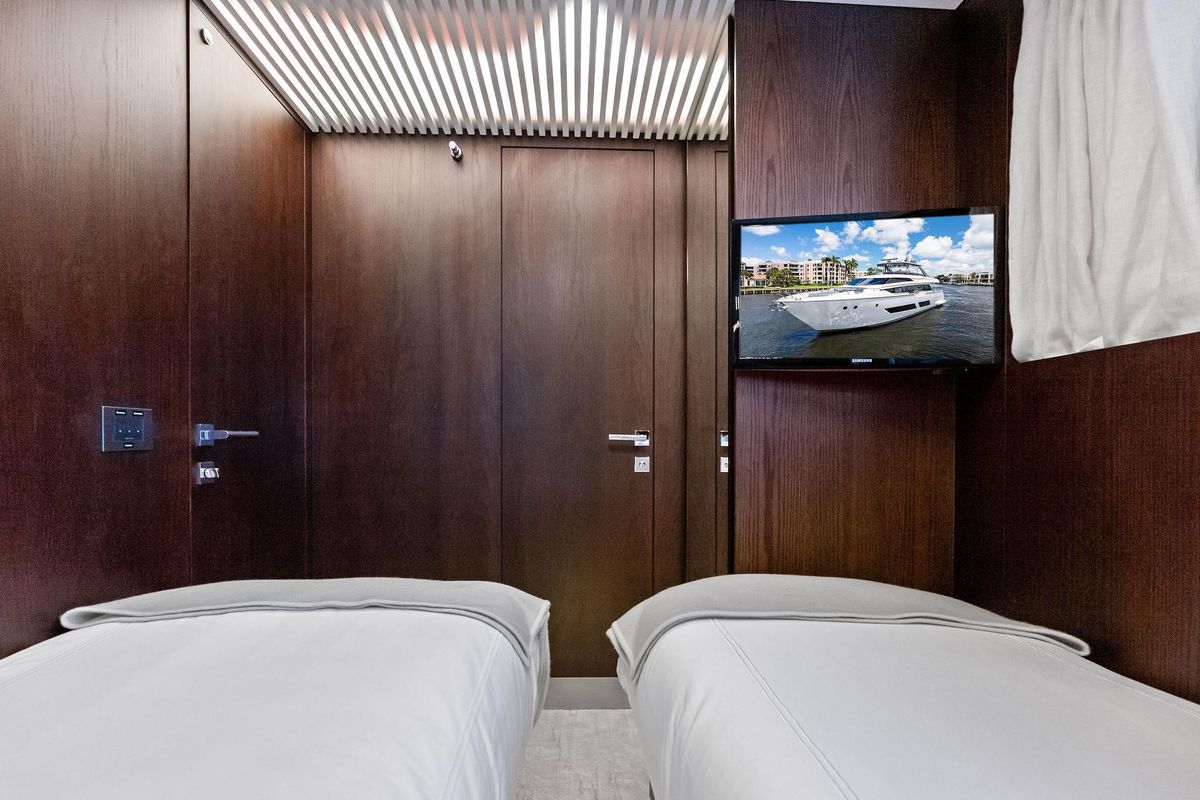 2018 Ferretti Yachts 85 