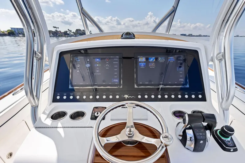  Yacht Photos Pics Helm/Electronics