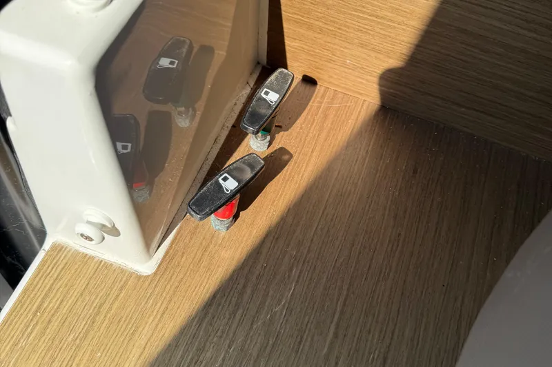 Plumper Yacht Photos Pics Control levers on a 2019 Jeanneau NC 895 boat, mounted on a wooden panel.