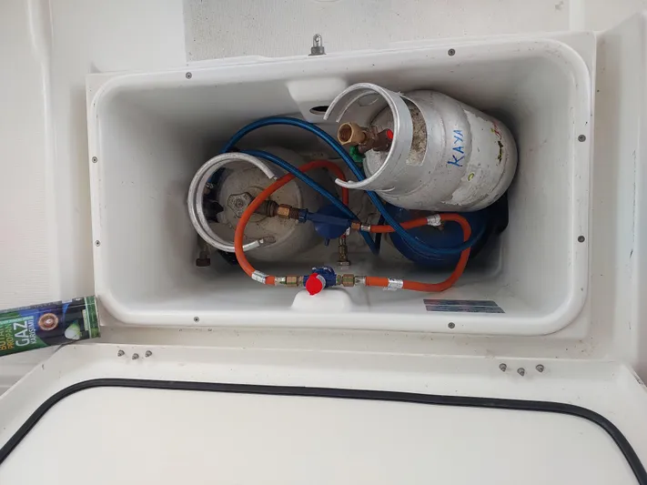 Kaya Yacht Photos Pics Lagoon 42 - Kaya - gaz tanks outside