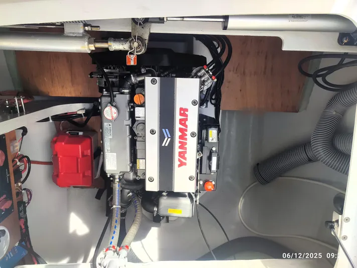 Kaya Yacht Photos Pics Lagoon 42 - Kaya - Starboard Engine 1500 hours