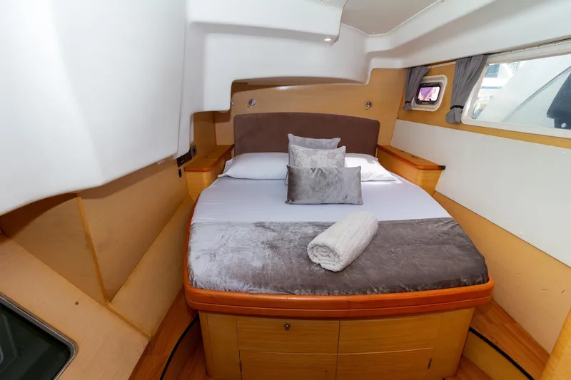 Agm26a09z3354 Yacht Photos Pics Cozy cabin interior of 2010 Lagoon 440 yacht with neatly arranged bed and pillows.