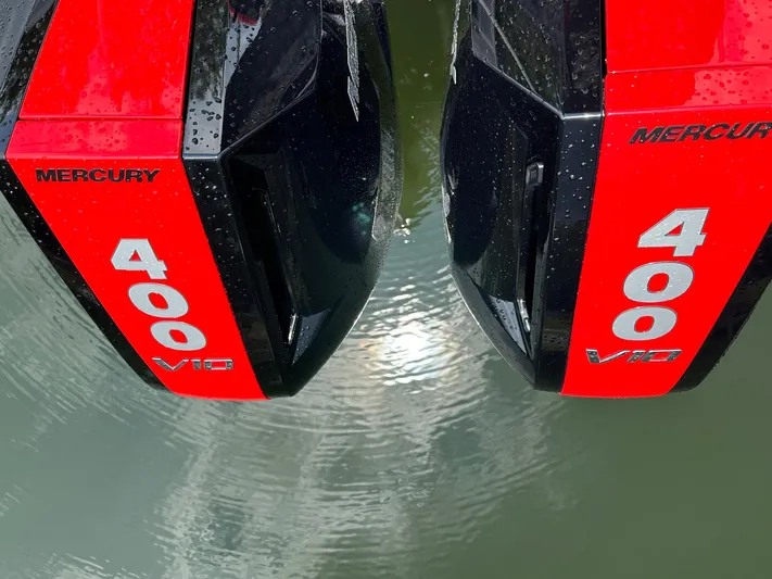  Yacht Photos Pics Twin Mercury 400 V10 outboard engines on a 2024 Fountain 32 NX boat.