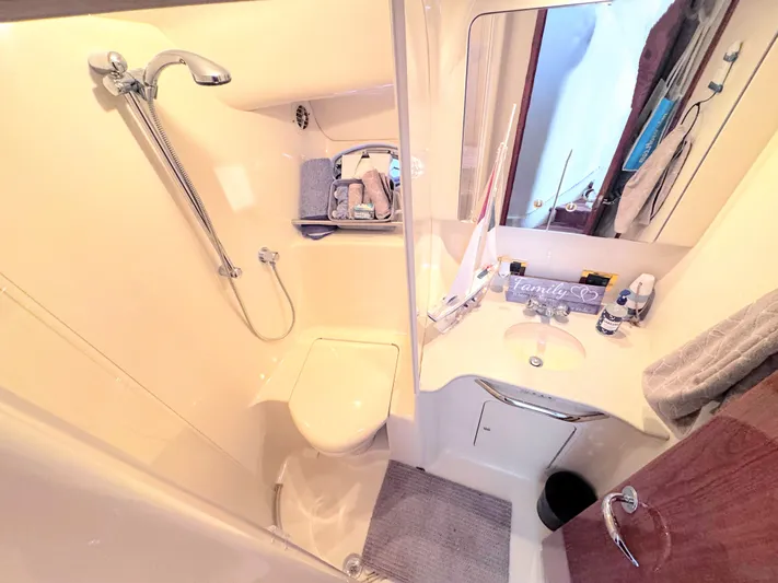 Hydro Therapy Yacht Photos Pics Guest Head