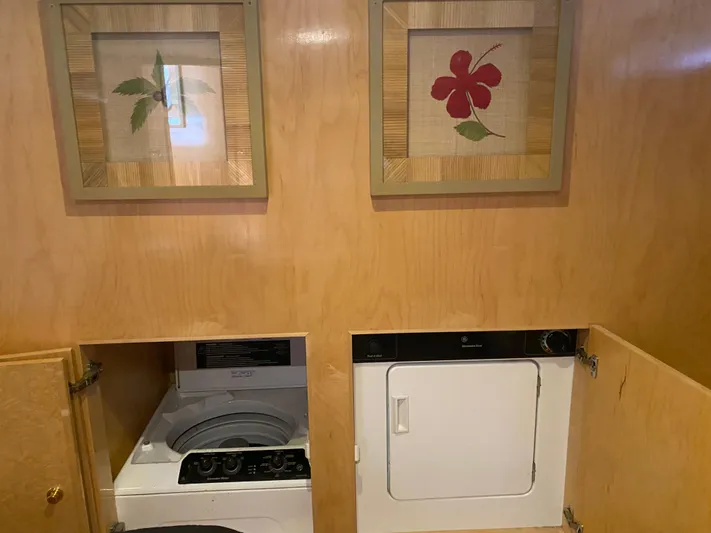Coldwater Fusion Yacht Photos Pics Laundry area in 1998 Navigator 5300 Classic yacht with floral wall art.