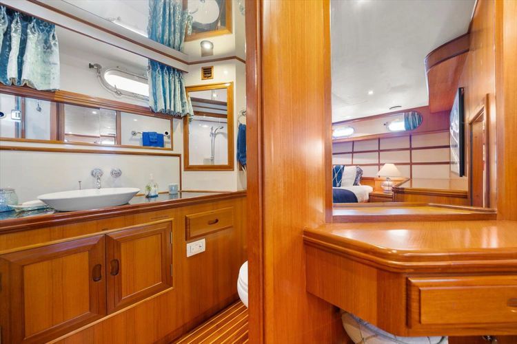 2000 Ocean Alexander 61 