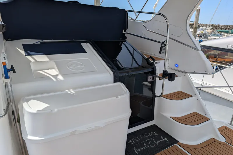 Elena Yacht Photos Pics Bayliner 4088 yacht interior with stairs and seating, 2000 model.
