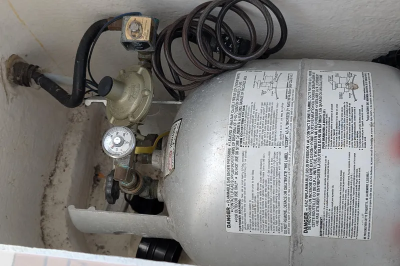 Elena Yacht Photos Pics Propane tank setup on a 2000 Bayliner 4088 boat, featuring gauges and safety instructions.