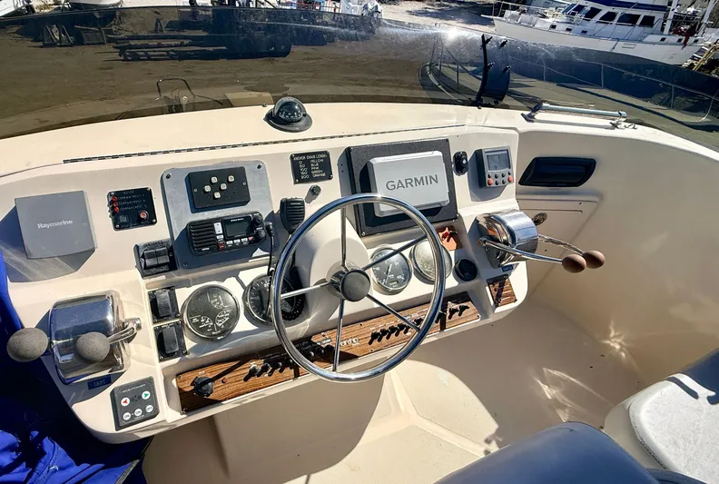 Sabiha Yacht Photos Pics Helm of a 2004 Mainship 400 Trawler with Garmin navigation.