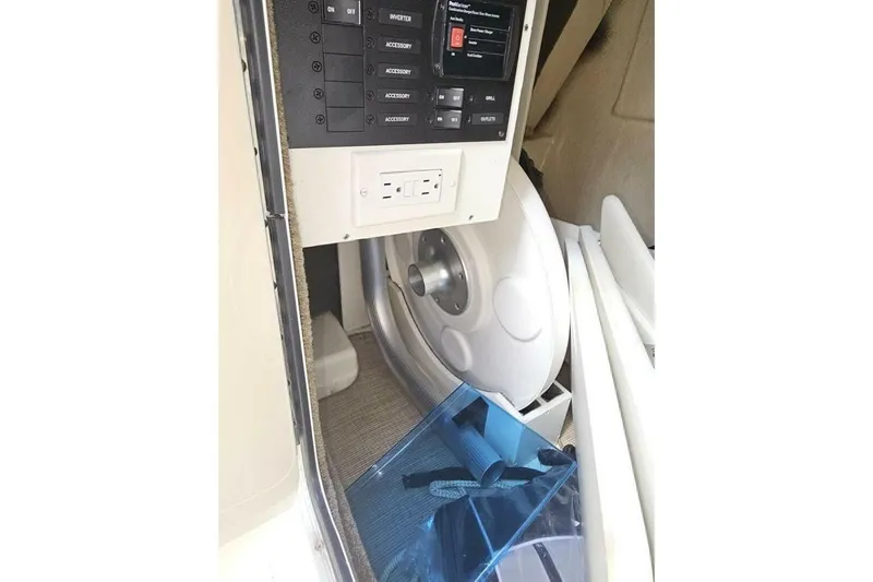 Frisky Yacht Photos Pics 2018 Sea Ray SDX 290 Outboard interior control panel and storage area.