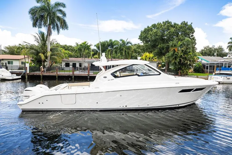 Bahama Momba Yacht Photos Pics 
