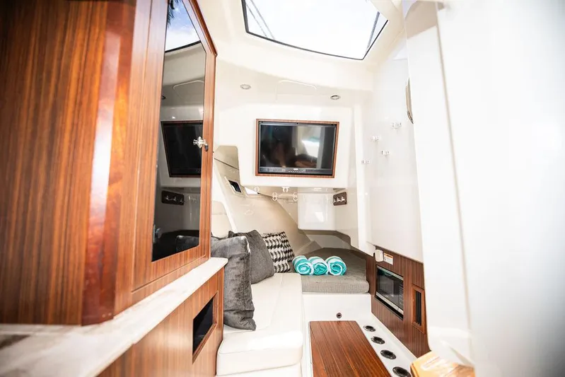 Bahama Momba Yacht Photos Pics 