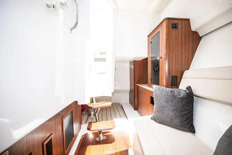 Bahama Momba Yacht Photos Pics 