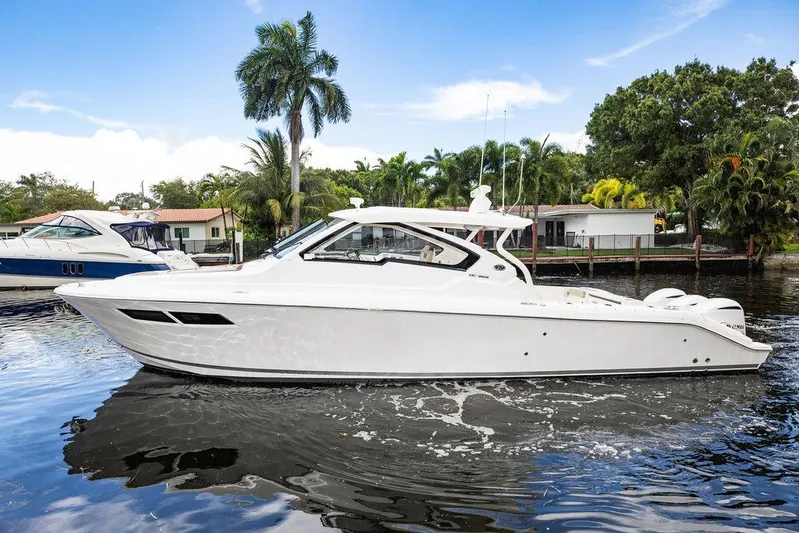 Bahama Momba Yacht Photos Pics 