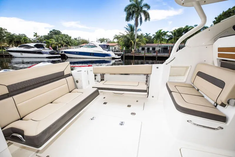 Bahama Momba Yacht Photos Pics 