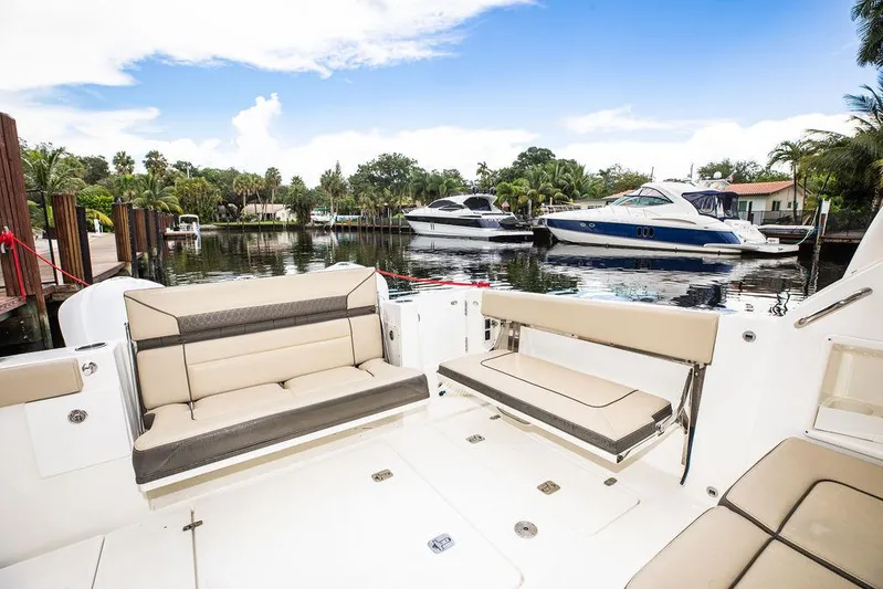 Bahama Momba Yacht Photos Pics 