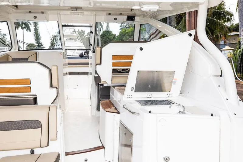 Bahama Momba Yacht Photos Pics 