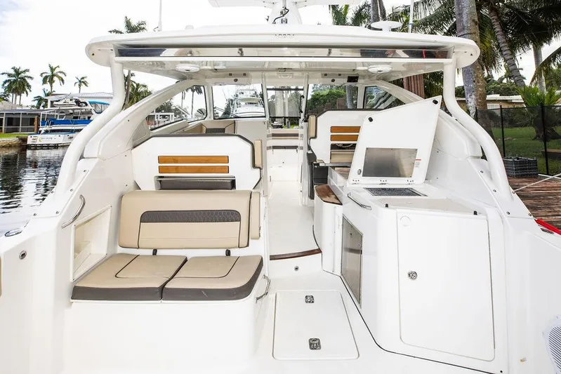 Bahama Momba Yacht Photos Pics 