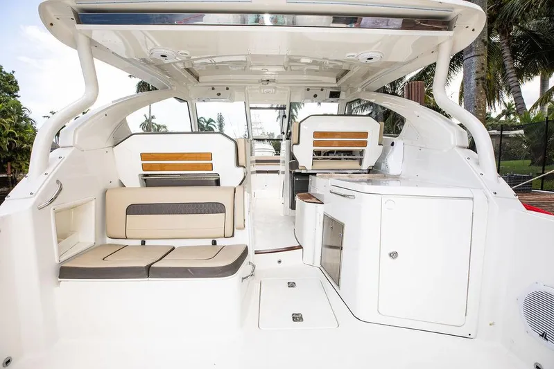 Bahama Momba Yacht Photos Pics 