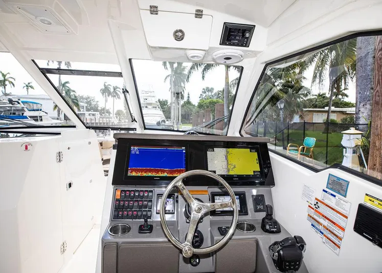 Bahama Momba Yacht Photos Pics 