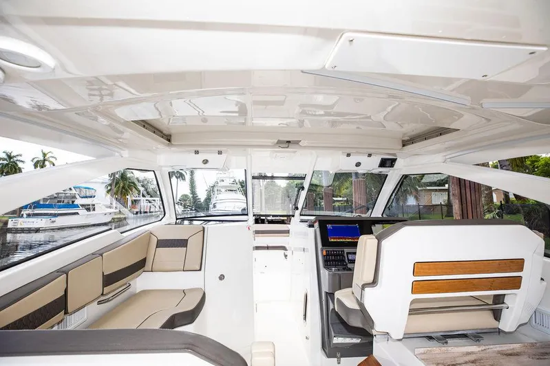 Bahama Momba Yacht Photos Pics 