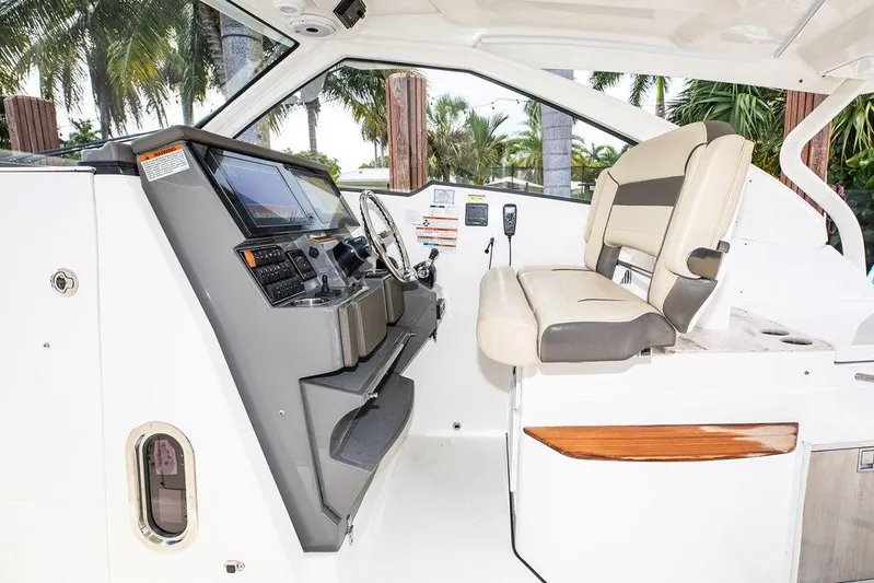 Bahama Momba Yacht Photos Pics 