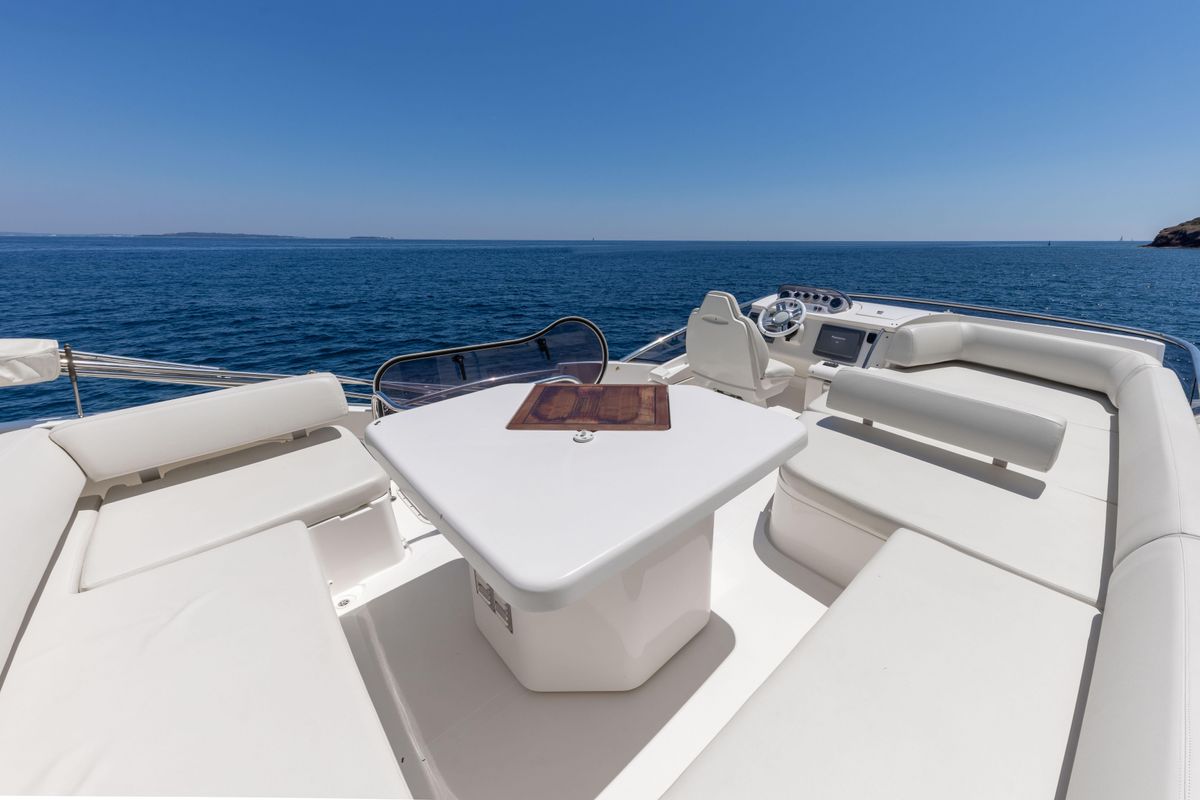 2010 Azimut 46 