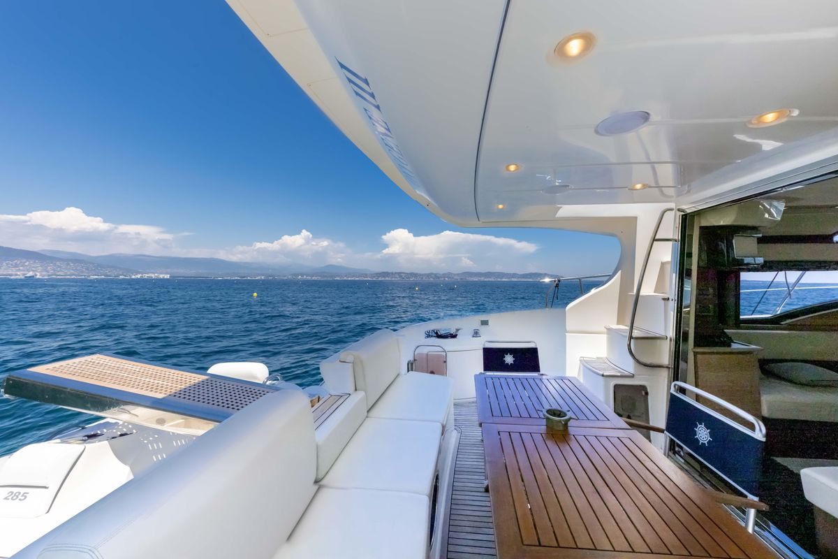 2010 Azimut 46 
