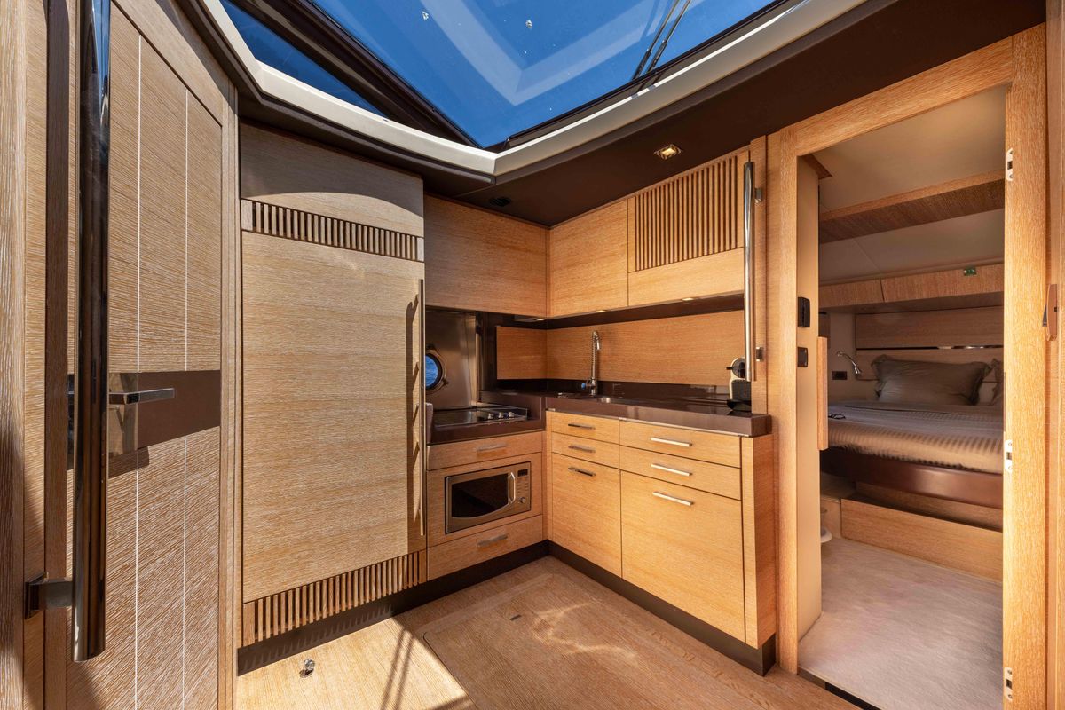 2010 Azimut 46 
