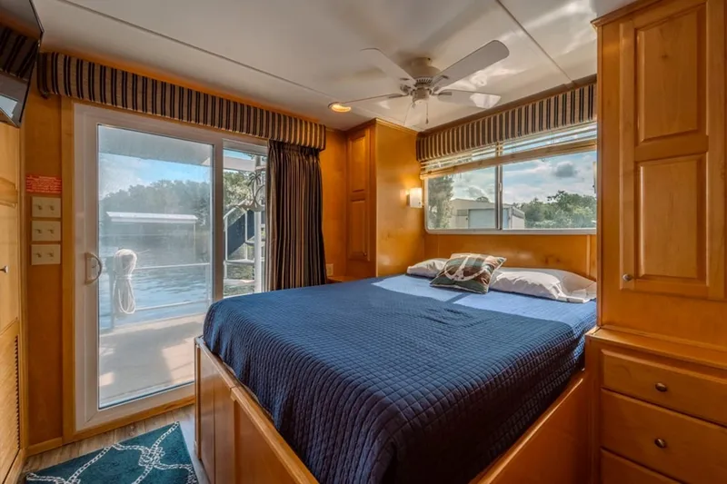 Southern Belle Yacht Photos Pics Luxurious 2014 Sunstar Houseboats 55 bedroom with lake view and elegant wood interior.