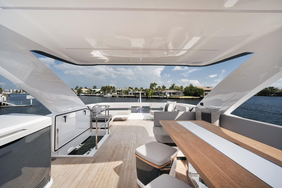 2022 Pearl 62 